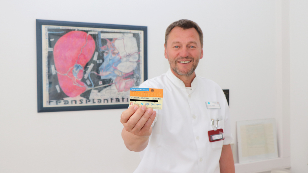 Dr Hillert mit Organspendeausweis Dr Hillert mit Organspendeausweis