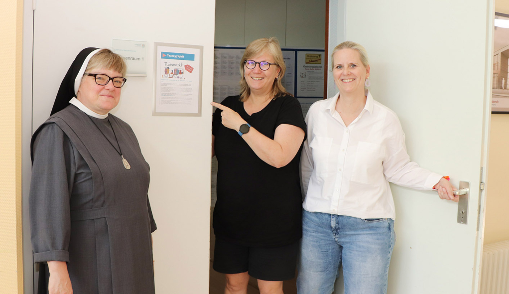 Schwester Luise Wahrhausen, Elena Nevermann und Yvonne Hillebrand kümmern sich um die Organisation des Flohmarktes in der Pflegeschule des St. Adolf-Stiftes